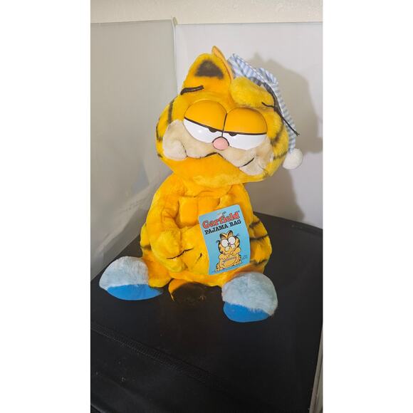 Gorgeous collectibleGarfield with white shoes and PJ. St,...